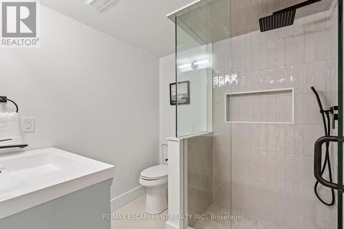 332 Swinburne Road, Burlington, ON - Indoor Photo Showing Bathroom