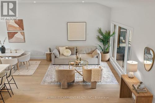 332 Swinburne Road, Burlington, ON - Indoor Photo Showing Living Room