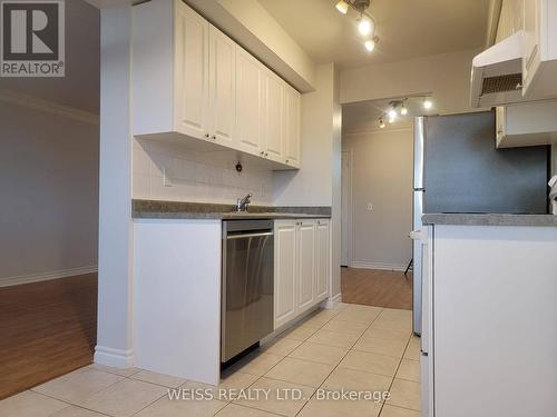 713 - 55 Strathaven Drive, Mississauga, ON - Indoor Photo Showing Kitchen