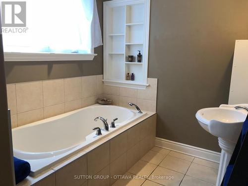 40 St. Helen'S Place, Ottawa, ON - Indoor Photo Showing Bathroom