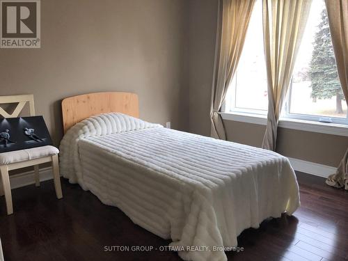 40 St. Helen'S Place, Ottawa, ON - Indoor Photo Showing Bedroom