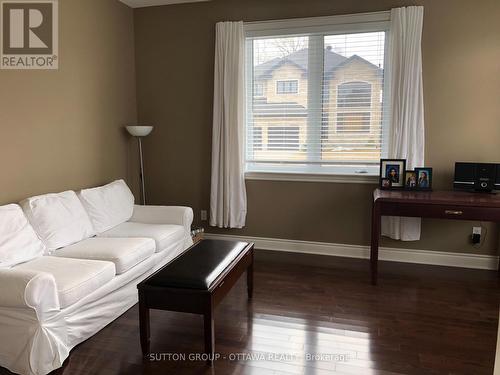 40 St. Helen'S Place, Ottawa, ON - Indoor Photo Showing Living Room