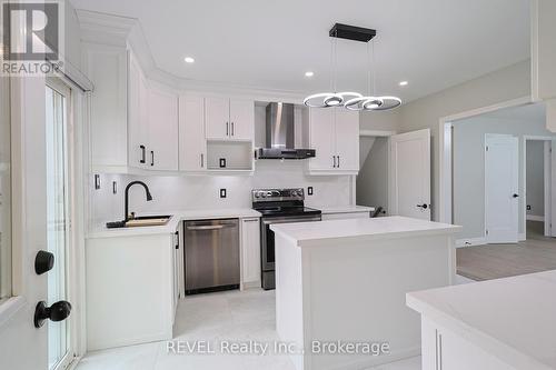 6304 Ker Street, Niagara Falls (216 - Dorchester), ON - Indoor Photo Showing Kitchen