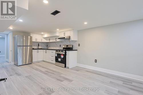 6304 Ker Street, Niagara Falls (216 - Dorchester), ON - Indoor Photo Showing Kitchen