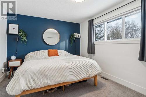 Primary bedroom - 2055 33 Street Se, Calgary, AB 