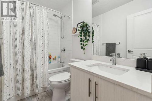 Main bathroom with tub and shower - 2055 33 Street Se, Calgary, AB 