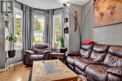 25 Victoria Avenue, Peterborough (Northcrest), ON - Indoor Photo Showing Living Room