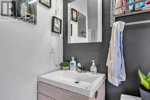 25 Victoria Avenue, Peterborough (Northcrest), ON - Indoor Photo Showing Bathroom