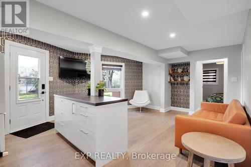 1034 Bayview Drive, Ottawa, ON - Indoor Photo Showing Living Room