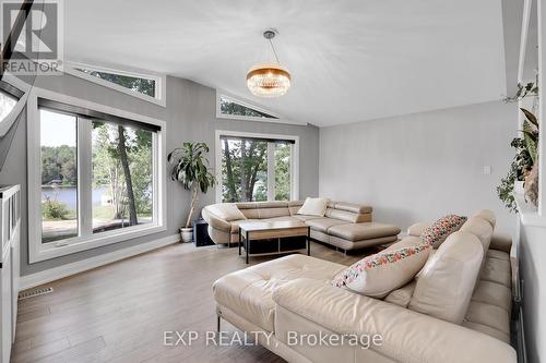 1034 Bayview Drive, Ottawa, ON - Indoor Photo Showing Living Room