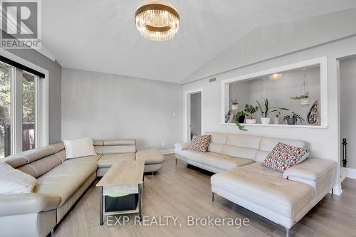 1034 Bayview Drive, Ottawa, ON - Indoor Photo Showing Living Room