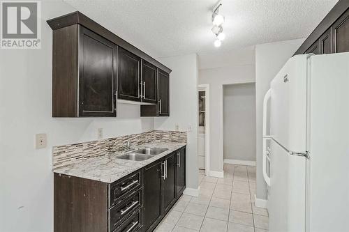 202, 219 Huntington Park Bay Nw, Calgary, AB - Indoor Photo Showing Kitchen With Double Sink