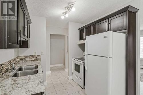 202, 219 Huntington Park Bay Nw, Calgary, AB - Indoor Photo Showing Kitchen With Double Sink