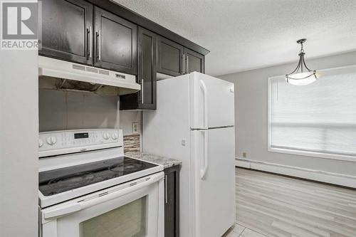 202, 219 Huntington Park Bay Nw, Calgary, AB - Indoor Photo Showing Kitchen