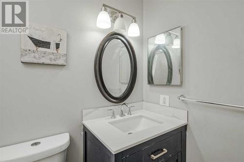 202, 219 Huntington Park Bay Nw, Calgary, AB - Indoor Photo Showing Bathroom