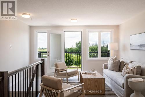 1007 Canoe Street, Ottawa, ON - Indoor Photo Showing Living Room