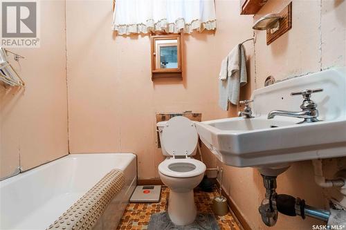 2737 Broder Street, Regina, SK - Indoor Photo Showing Bathroom