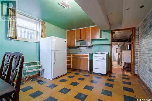 2737 Broder Street, Regina, SK - Indoor Photo Showing Kitchen