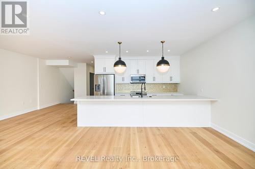 95 Port Robinson Road, Pelham (662 - Fonthill), ON - Indoor Photo Showing Kitchen With Double Sink With Upgraded Kitchen