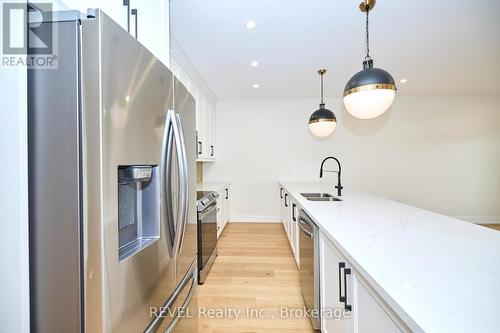 95 Port Robinson Road, Pelham (662 - Fonthill), ON - Indoor Photo Showing Kitchen With Double Sink With Upgraded Kitchen