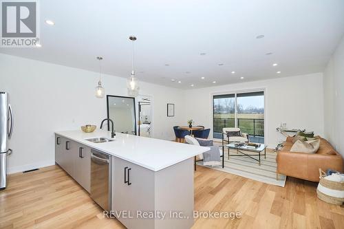 87 Port Robinson Road, Pelham (662 - Fonthill), ON - Indoor Photo Showing Kitchen With Double Sink With Upgraded Kitchen