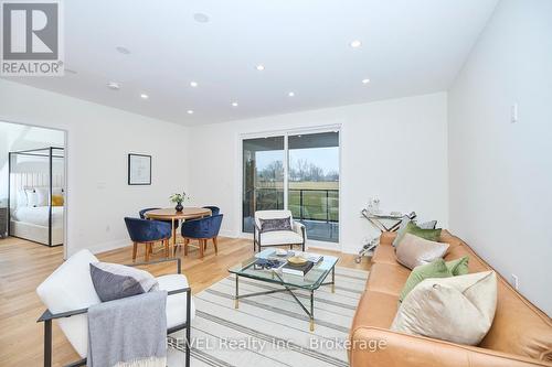 87 Port Robinson Road, Pelham (662 - Fonthill), ON - Indoor Photo Showing Living Room