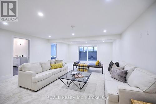 87 Port Robinson Road, Pelham (662 - Fonthill), ON - Indoor Photo Showing Living Room