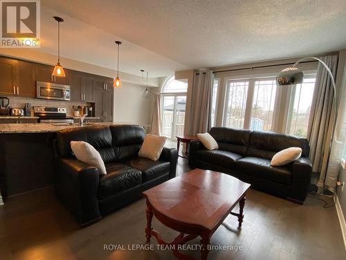 418 Barrick Hill Road, Ottawa, ON - Indoor Photo Showing Living Room