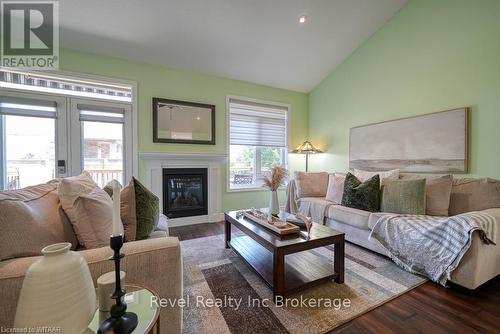 24 - 247 Munnoch Blvd., Woodstock (Woodstock - North), ON - Indoor Photo Showing Living Room With Fireplace