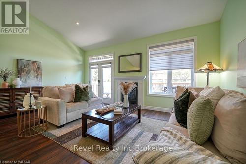 24 - 247 Munnoch Blvd., Woodstock (Woodstock - North), ON - Indoor Photo Showing Living Room