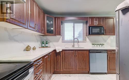 47 - 45 Hansen Road N, Brampton, ON - Indoor Photo Showing Kitchen