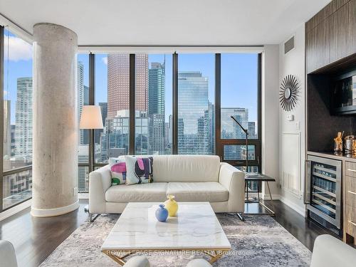 3401-33 Lombard St, Toronto, ON - Indoor Photo Showing Living Room