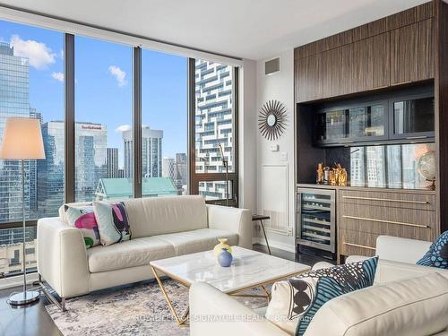 3401-33 Lombard St, Toronto, ON - Indoor Photo Showing Living Room