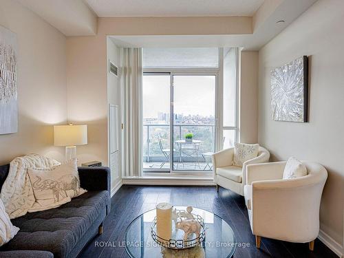 601-66 Forest Manor Rd W, Toronto, ON - Indoor Photo Showing Living Room