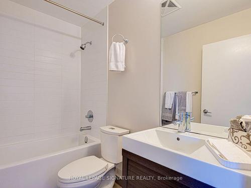 601-66 Forest Manor Rd W, Toronto, ON - Indoor Photo Showing Bathroom