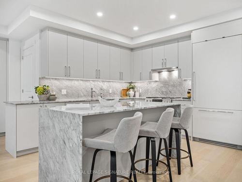 304-285 Avenue Rd, Toronto, ON - Indoor Photo Showing Kitchen With Upgraded Kitchen