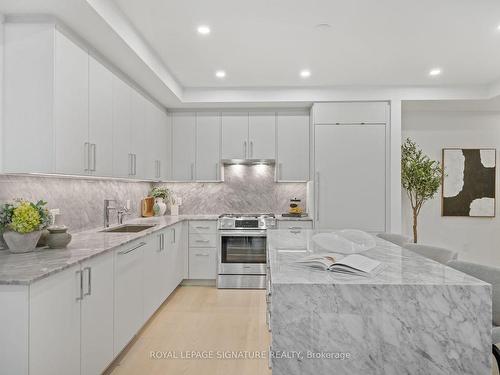 304-285 Avenue Rd, Toronto, ON - Indoor Photo Showing Kitchen With Upgraded Kitchen