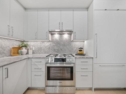 304-285 Avenue Rd, Toronto, ON - Indoor Photo Showing Kitchen With Upgraded Kitchen