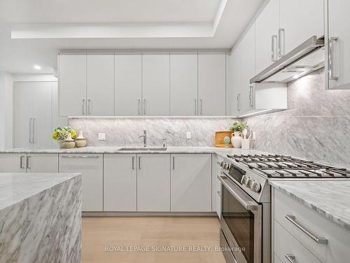 304-285 Avenue Rd, Toronto, ON - Indoor Photo Showing Kitchen With Upgraded Kitchen