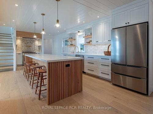 37 Wellington St E, Clearview, ON - Indoor Photo Showing Kitchen With Upgraded Kitchen