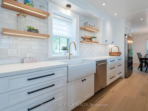 37 Wellington St E, Clearview, ON - Indoor Photo Showing Kitchen With Upgraded Kitchen