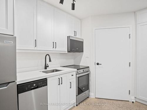 6-2563 Dundas St W, Toronto, ON - Indoor Photo Showing Kitchen