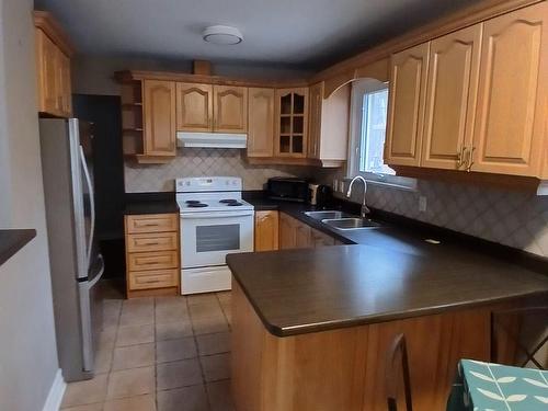 Upper-1566 Northmount Ave, Mississauga, ON - Indoor Photo Showing Kitchen With Double Sink