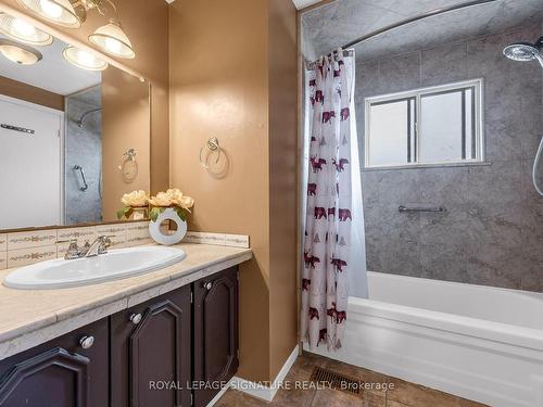 62 Adis Ave, Hamilton, ON - Indoor Photo Showing Bathroom