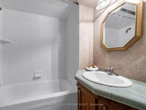 62 Adis Ave, Hamilton, ON - Indoor Photo Showing Laundry Room