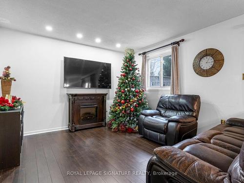 62 Adis Ave, Hamilton, ON - Indoor Photo Showing Living Room