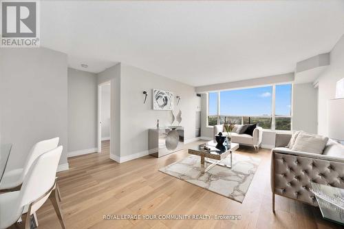 2009 - 100 Upper Madison Avenue, Toronto, ON - Indoor Photo Showing Living Room