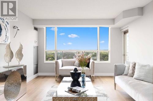 2009 - 100 Upper Madison Avenue, Toronto, ON - Indoor Photo Showing Living Room