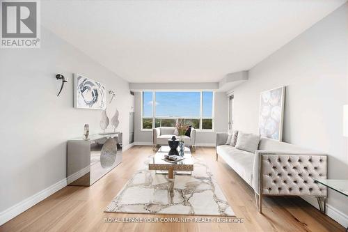 2009 - 100 Upper Madison Avenue, Toronto, ON - Indoor Photo Showing Living Room