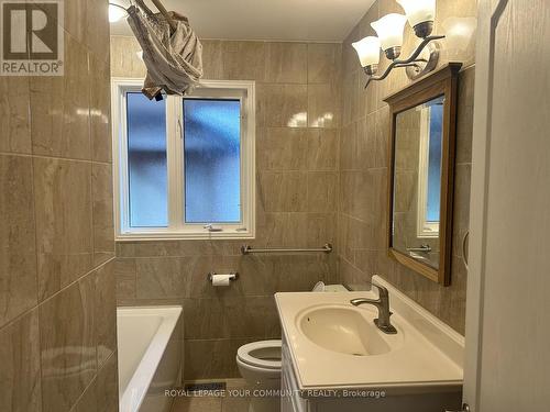 20015 Bathurst Street, East Gwillimbury, ON - Indoor Photo Showing Bathroom